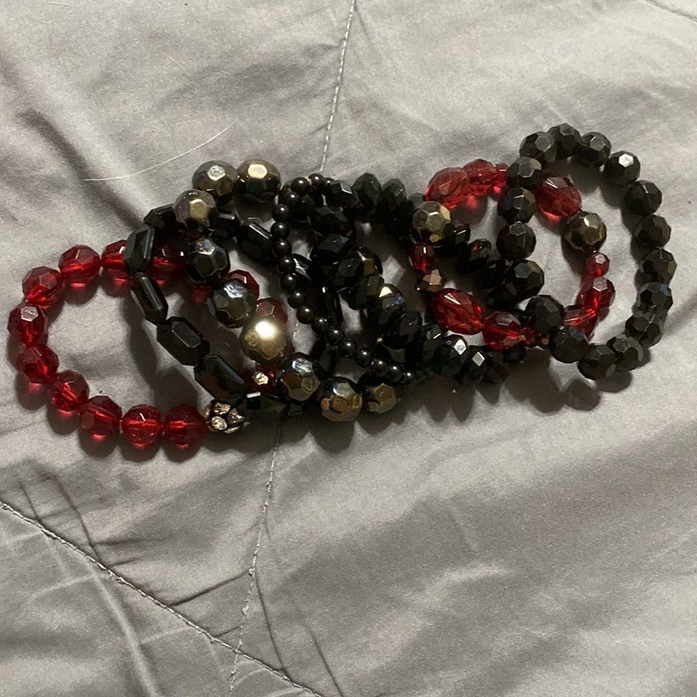 Who loves beaded vintage bracelets - Picture 3 of 3